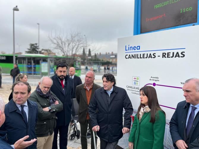 Con el funcionamiento de este servicio especial, el barrio de Rejas enlaza con el área intermodal de Canillejas, conectando así con las líneas de EMT 77, 101, 105, 114, 115, 140, 151, 165, 200, N4 y N5, además de la línea 5 de Metro de Madrid y varias líneas interurbanas.