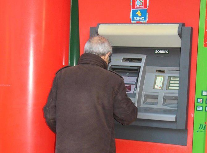 Además, estos bancos móviles están dotados de cajeros automáticos, para que cuenten con todos los servicios integrales que los ciudadanos tendrían en una oficina bancaria al uso.