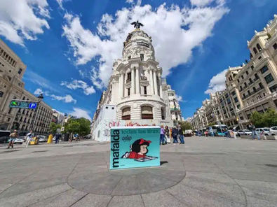 Englobada en el proyecto digital de promoción comercial 'Todo está en Madrid', se puede realizar un recorrido literario y a pie por las ocho ubicaciones en las que se encuentran los bancos de 'Siéntate a leer' en el distrito de Centro.