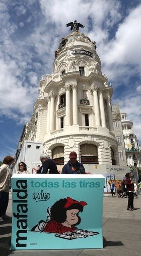 Promovida por JCDecaux, Dentsu y Pengüin Random House, con el apoyo del Ayuntamiento de Madrid, dinamiza, asimismo, las bibliotecas municipales y algunas de las principales arterias comerciales de la capital.