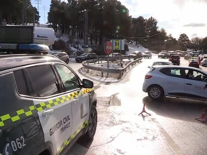 Los aparcamientos de Cotos y Navacerrada se encuentran completos desde alrededor de las 8.30 horas de este martes y la Guardia Civil está cortando el acceso por la M-601 desde Cercedilla, según ha informado Emergencias 112 Comunidad de Madrid en redes sociales.