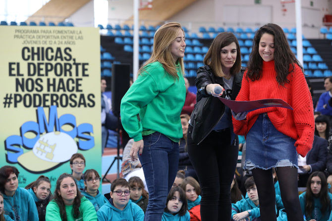 La campaña ‘¡Chicas, el deporte nos hace poderosas!’ tiene como objetivo motivar a las niñas a practicar deporte y fomentar la igualdad de oportunidades, a través de charlas impartidas por mujeres deportistas de élite en colegios e institutos.