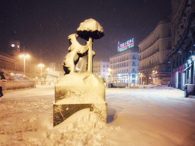 Tras el paso de la borrasca Filomena, que ha dejado en Madrid estampas como las de la imagen en la Puerta del Sol, llegará a nuestro país un frío extremo. Según ha explicado el director de Meteorología de Meteored, José Antonio Maldonado, 'es muy probable que la semana que viene se batan récords de temperaturas mínimas en algunas zonas y, concretamente, en Madrid'.