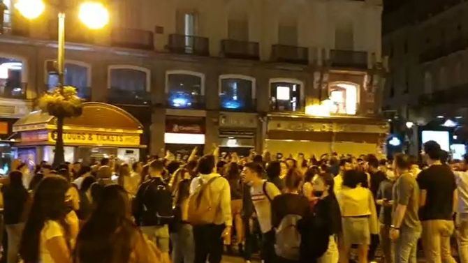 'Las imágenes de ayer son lamentables. Los botellones no están permitidos en la ciudad de Madrid. Muestro condena absoluta ante las imágenes de ayer. Pese al despliegue policial se han seguido produciendo estas imágenes', ha lanzado Almeida en declaraciones.