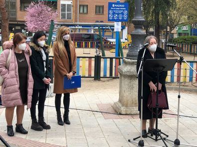 Al acto han asistido su viuda, Demetria Chamorro, y familiares y amigos del escritor, además de los portavoces y vocales vecinos del distrito. La colocación de esta placa responde al cumplimiento de un acuerdo plenario del distrito.