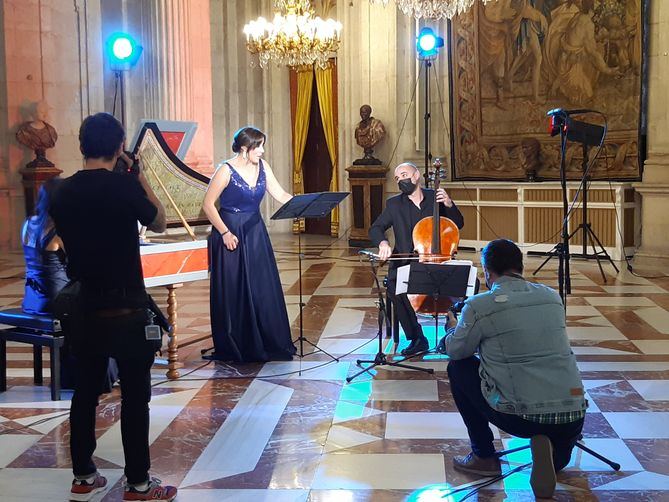 Lo que debía ser un concierto para un reducido número de invitados, como en ocasiones anteriores, se convierte en una actuación única –un concierto con obras del siglo XVIII, interpretadas con el Stradivarius 1700 en el Salón de Columnas del Palacio Real de Madrid– al que todo el mundo podrá acceder a través de la web de Patrimonio Nacional.