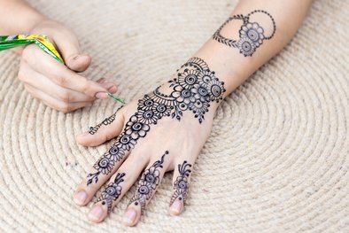 Atención a los tatuajes de henna veraniegos