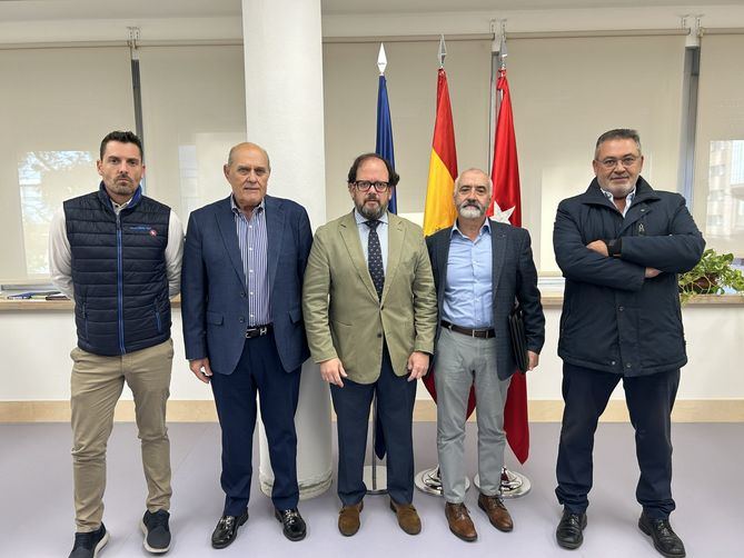 El director general Luis Miguel Torres ha mantenido este viernees un encuentro en la capital con representantes de la Federación del Taxi de Madrid, la Asociación Madrileña del Taxi, la Gremial de Auto Taxi de Madrid y Alcalá Radio Taxi.