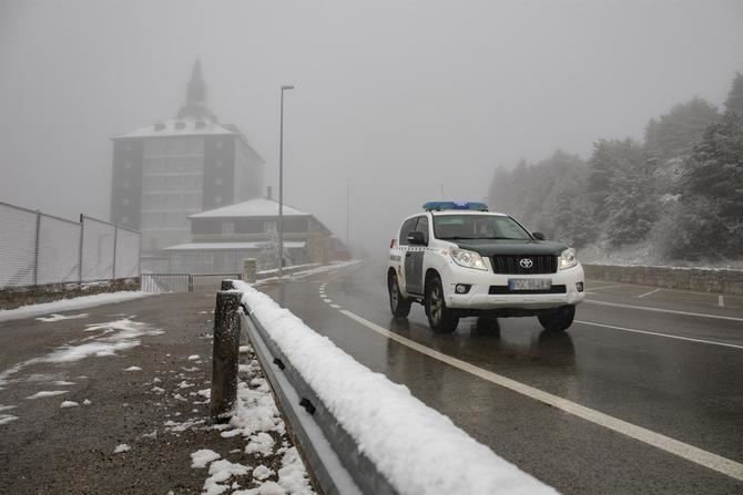 Las intensas nevadas que se están registrando en la zona norte de la Comunidad de Madrid han ocasionado la prohibición de la circulación de los camiones entre El Molar y Somosierra, y también en Guadarrama, según ha informado la Dirección General de Tráfico.