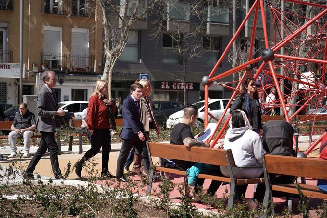 El alcalde de Madrid, José Luis Martínez-Almeida, acompañado de la delegada de Obras y Equipamientos, Paloma García Romero, y la concejala de Tetuán, Blanca Pinedo, ha visitado este martes la avenida del General Perón, cuya remodelación integral acaba de finalizar.