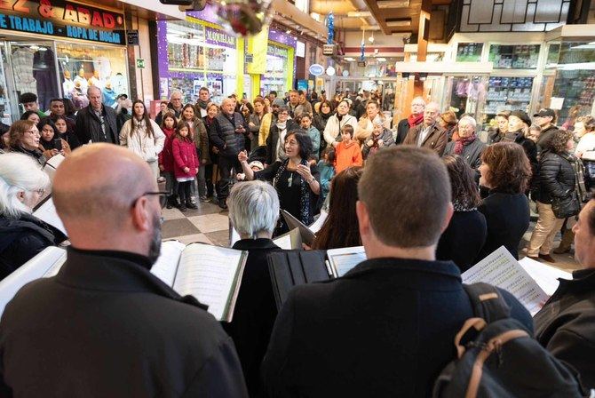  los días previos a las cenas más emblemáticas ofrecen, como siempre, el mejor producto fresco y, además, amenizan las compras llenando de villancicos y de música coral las tres galerías. 