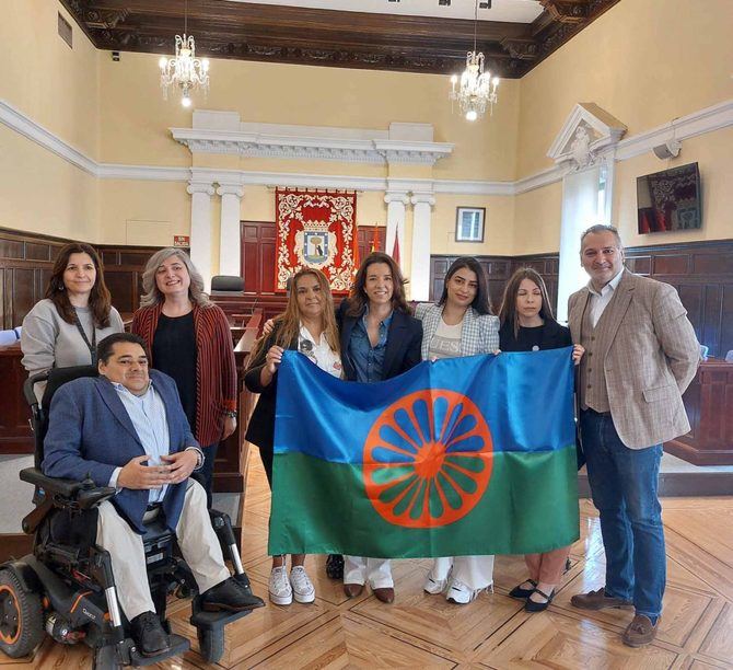 La concejala de Tetuán, Paula Gómez-Angulo, ha recibido este lunes de manos de Eugenio Salazar Montoya, presidente de la Asociación Romaní en Madrid, la bandera del pueblo gitano con motivo de la celebración de su día internacional.