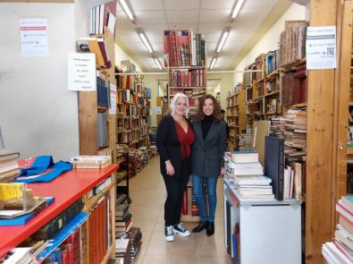 La concejala de Tetuán, Paula Gómez-Angulo, durante su visita con motivo del Día de las Librerías el pasado sábado 11 de noviembre.