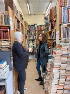 La concejala de Tetuán, Paula Gómez-Angulo, durante su visita con motivo del Día de las Librerías el pasado sábado 11 de noviembre.