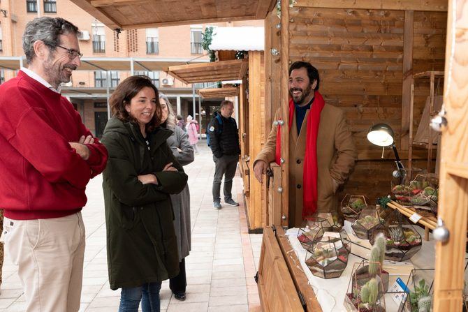 La concejala de Tetuán, Paula Gómez-Angulo, ha visitado esta mañana el mercadillo de Navidad instalado en la plaza de la Remonta.