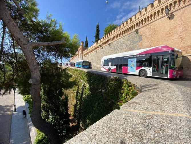 Los autobuses de la EMT salieron la tarde del lunes desde el Centro de Operaciones de La Elipa, conducidos hasta Toledo por personal de su servicio de autobús urbano.