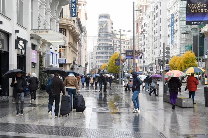 Hasta 26 provincias de 14 comunidades autónomas, entre ellas Madrid, estarán este lunes en riesgo por lluvias y tormentas.