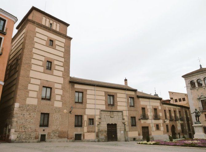 La sede de la Matritense está desde 1866 en las casas y torre de los Lujanes. Estas casas fueron construidas en el siglo XV por la familia Luján, una de las principales del Madrid medieval. Se trata del edificio civil más antiguo que se mantiene en pie en nuestra Villa y Corte.