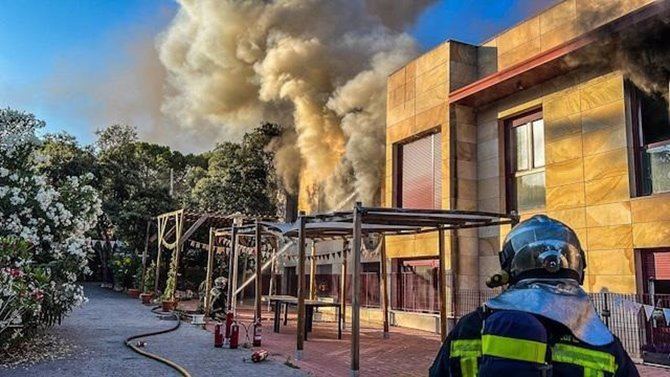 Tras lograr sofocar las llamaradas los Bomberos de la Comunidad de Madrid, la residencia se precintó y se evacuó a los 80 residentes. 