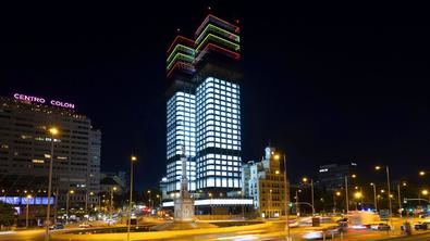 El icónico edificio Torres Colón, propiedad de Mutua Madrileña, ha brillado con los colores de la bandera de España durante todo el fin de semana en apoyo a la selección española de fútbol.