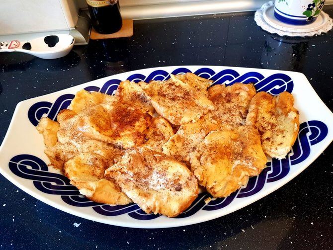 La tradición se ha dejado empapar de nuevas fórmulas que reinventan la receta original y, estos días, encontramos torrijas de chocolate, de horchata, de trufa, las torrijas brioche, las hechas con mantequilla clarificada, incluso las saladas. Sin embargo, la torrija de leche sigue sin conocer rival.