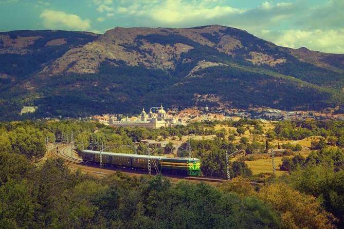 El convoy, compuesto por la máquina y cuatro vagones originales de inicios del siglo XX, recorre los 60 kilómetros que separan la ciudad de Madrid de El Escorial y San Lorenzo de El Escorial.