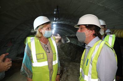 El alcalde ha sido testigo del momento en que las bocas norte y sur del túnel han quedado unidas una vez que han finalizado los trabajos bajo los restos arqueológicos del Palacio de Godoy.