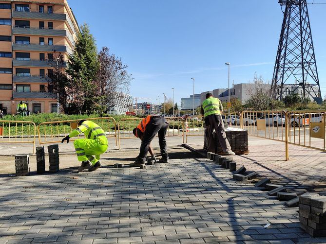 La solución proyectada consiste en el acondicionamiento del paso para el uso peatonal y ciclista, lo que incluye pavimentación del firme, instalación de nuevo alumbrado público con 75 luminarias led, señalización y nuevo mobiliario urbano.