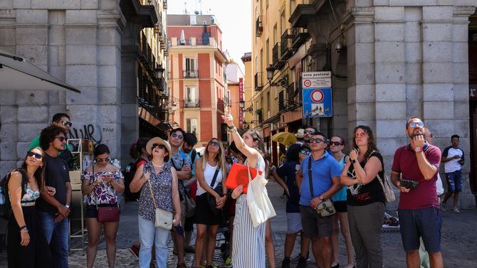 El programa ha comenzado con la puesta en marcha de 'Las Letras de Madrid', para conmemorar el Día Mundial del Libro, una actividad para conocer las historias, leyendas y curiosidades, descubriendo cómo era hace más de cinco siglos el hoy conocido como barrio de Las Letras, en el distrito de Centro.