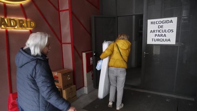 En Madrid, cientos de ciudadanos han acudido este miércoles a los puntos habilitados por la embajada de Turquía en España para entregar cajas y bolsas de ayuda humanitaria destinada a los afectados, que se han cobrado más de 11.000 vidas hasta el momento.