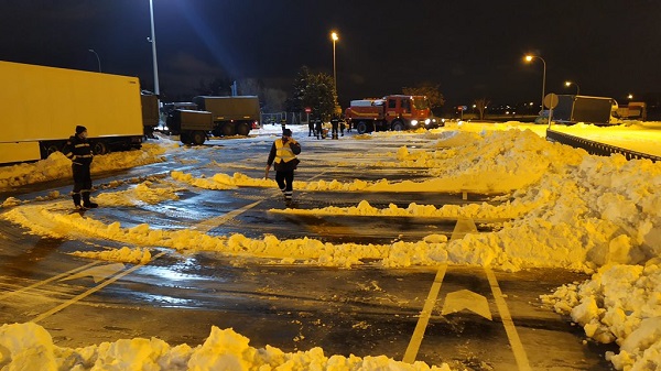 La Unidad Militar de Emergencias (UME) trabaja desde anoche en Mercamadrid para despejar los accesos y poder así retomar la actividad tras el paso del temporal.