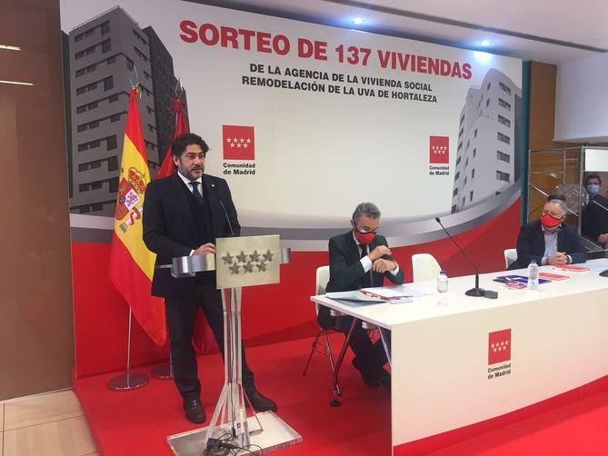 El consejero de Vivienda y Administración Local del Gobierno regional, David Pérez, ha asistido al sorteo ante notario que ha tenido lugar en las instalaciones de la AVS y ha señalado que, con esta fase, la Comunidad de Madrid ya ha finalizado las dos terceras partes de las 1.271 viviendas sociales proyectadas.