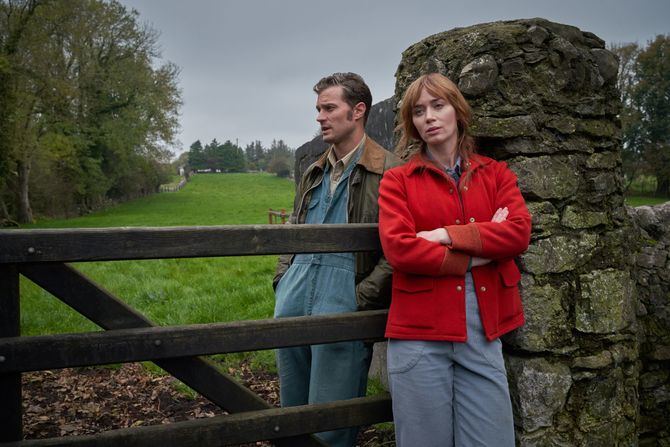 'Una canción irlandesa' nos sitúa en los idílicos paisajes de la Irlanda rural, donde la obstinada granjera Rosemary Muldoon quiere ganarse el amor de su tímido vecino Anthony Reilly, pero este permanece impasible ante su hermosa admiradora.