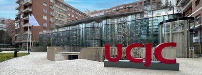 La Universidad Camilo José Cela (UCJC) estrenará el campus urbano más sostenible de España, en el centro financiero de Madrid, el próximo curso 2023-24. El nuevo campus se sitúa en la calle de Juan Hurtado de Mendoza, en el distrito de Chamartín, entre Cuzco y plaza de Castilla.