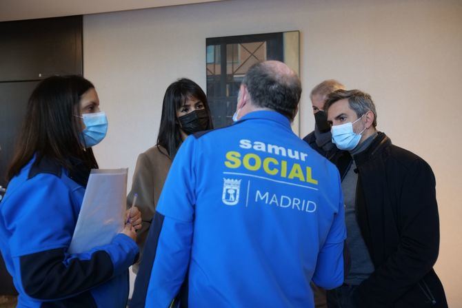 Villacís se ha reunido con las 14 familias realojadas por el SAMUR Social. En la reunión, también han participado el delegado de Igualdad, Familias y Bienestar Social, Pepe Aniorte; el concejal del distrito de Centro, José Fernández, y los técnicos de Control de Edificación del Ayuntamiento que están inspeccionando los edificios colindantes, desescombrando las cubiertas y creando pasarelas seguras para los vecinos.