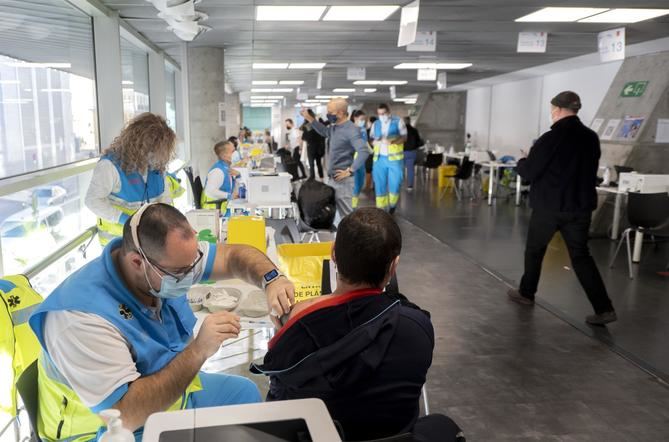 La Comunidad de Madrid ha notificado 2.390 nuevos casos de Covid, 1.280 de las últimas 24 horas, y doce fallecidos en los hospitales madrileños, según el informe de la situación epidemiológica de este miércoles con datos a cierre del día anterior.