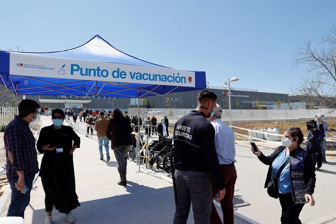 Aparte de fecha y hora, pueden elegir entre dos puntos de vacunación: el estadio Wanda Metropolitano y el WiZink Center, ambos coordinados por el SUMMA112.