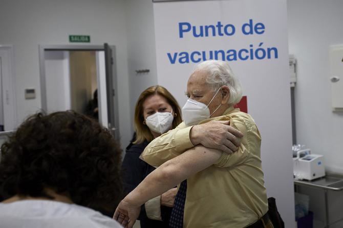 Por otra parte, e igualmente a partir de este lunes, se inicia la vacunación en los centros de salud del grupo de cerca de 23.000 grandes dependientes con movilidad, es decir, que sus condiciones físicas les permiten desplazarse.