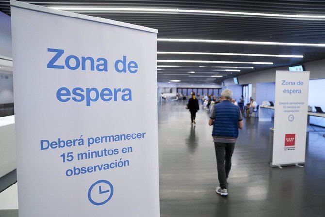 Los vacunados podrán elegir entre AZ o Pfizer y tendrán a su disposición dos modelos de consentimiento informado, según decidan por una u otra vacuna. También se les facilitará un documento informativo con las consideraciones técnicas y recomendaciones de la Consejería de Sanidad para que opten por AZ. Aunque acepten el mensaje para recibir AZ, 'in situ' podrán elegir la opción de ser inoculados con Pfizer.