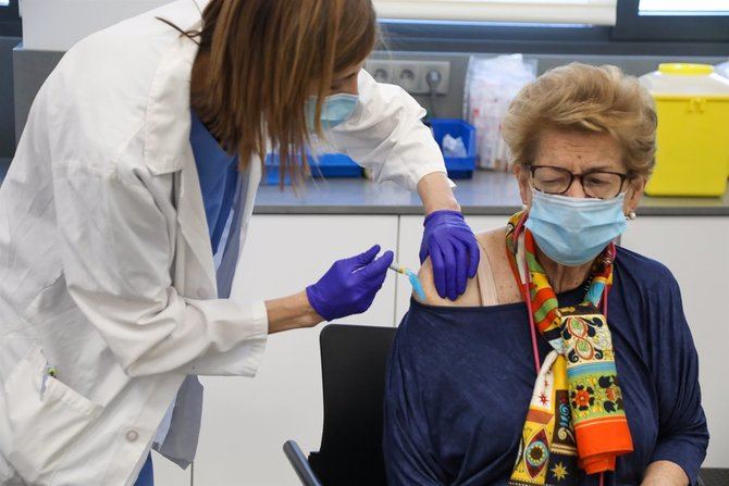 Las personas de 55 años en adelante podrán recibir tanto la dosis de refuerzo como primeras y segundas inoculaciones en 29 hospitales del Servicio Madrileño de Salud, el Hospital Enfermera Isabel Zendal y el WiZink Center.