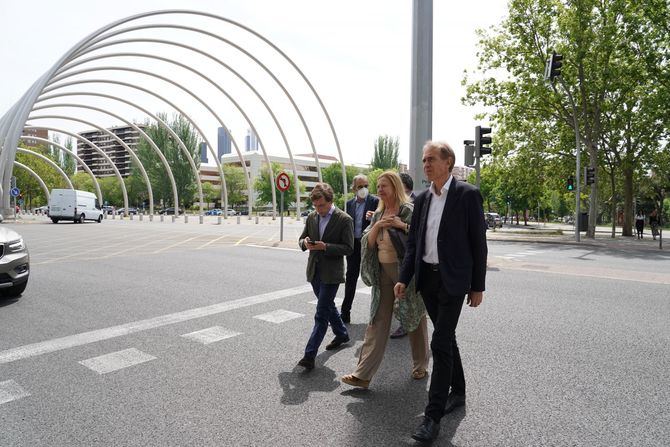 El alcalde de Madrid, José Luis Martínez-Almeida, acompañado de la delegada de Obras y Equipamientos, Paloma García Romero, y el concejal de Fuencarral-El Pardo, Javier Ramírez, ha visitado esta jueves la plaza de la Vaguada y la avenida de la Ilustración, emplazamientos que serán remodelados durante los próximos meses.