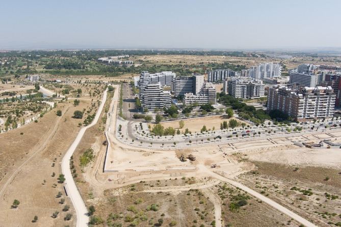 Este desarrollo tiene una superficie de un millón de metros cuadrados, 292.000 m2 de zonas verdes, y se preserva el Arroyo de Valdebebas, entre otras medidas, para integrar el paisaje urbano con la naturaleza.