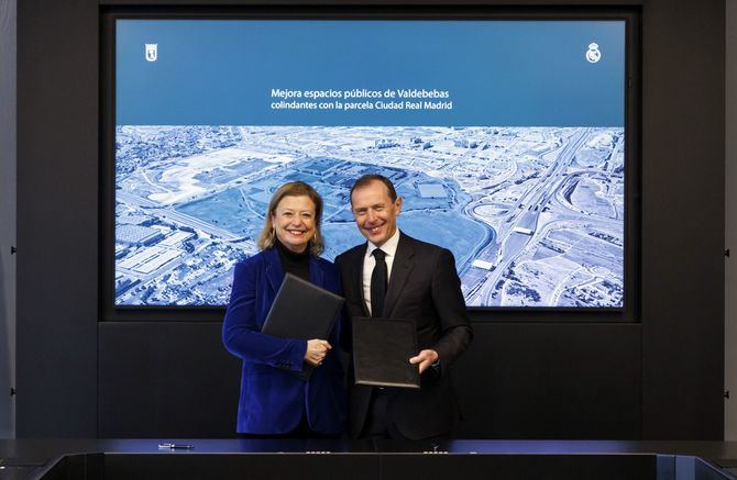 Paloma García Romero, delegada de Obras y Equipamientos, junto a Emilio Butragueño, director de Relaciones Institucionales del Real Madrid, durante la firma del convenio.