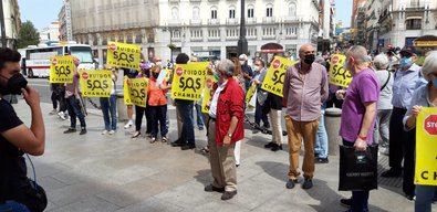 Los vecinos de Chamberí se han manifestado frente a la sede del Gobierno regional para recordarle a la Presidenta que para solventar los problemas económicos de la hostelería 'no puede perjudicar la salud de los residentes' en los barrios.