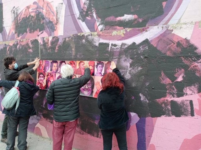 Colectivos vecinales recubren el mural vandalizado con reproducciones de rostros de las mujeres