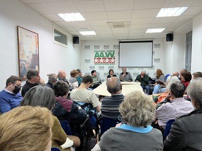 Bajo el lema 'Madrid se levanta y exige Sanidad Pública y soluciones al Plan de Atención Primaria', esta protesta de los barrios y los pueblos de Madrid, como los organizadores se definen, busca que la capital se 'levante' para recuperar 'lo que es de todos'.