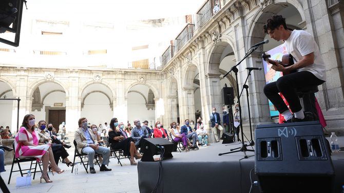 Incluye más de 50 actividades que abarcan un amplio abanico de disciplinas como música, artes escénicas, circo, cine, moda y cómics y gran presencia internacional, con la República de Corea como país invitado.