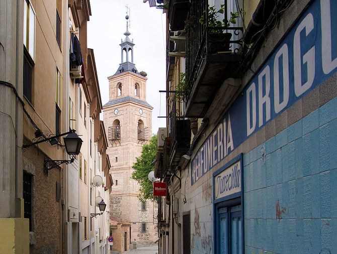 El pregón correrá a cargo de la Hermandad de Santa María la Antigua y del Carmen, y a medianoche habrá fuegos artificiales para dar la bienvenida a la fiesta mayor.