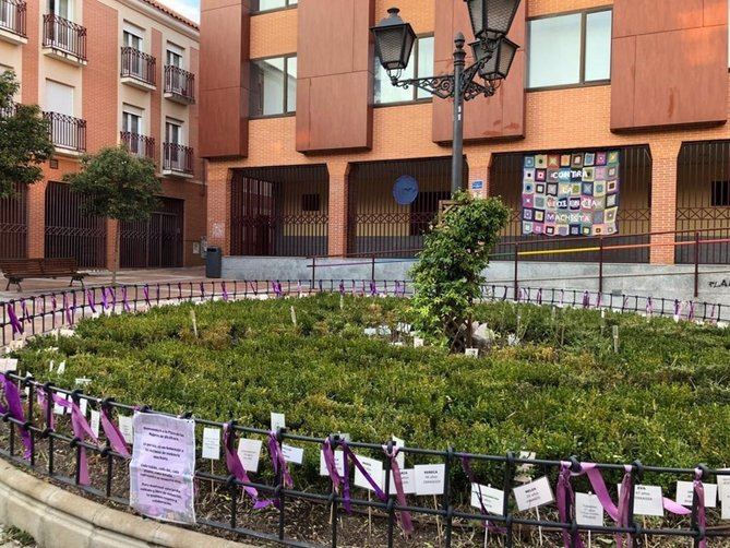 Fue en la primavera de 2018, bajo el Gobierno de Manuela Carmena, cuando se rebautizada la plaza como la de las Mujeres, como 'tributo a las mujeres invisibles que sostienen la ciudad y a sus habitantes, con un trabajo que a menudo no está remunerado ni reconocido'. 