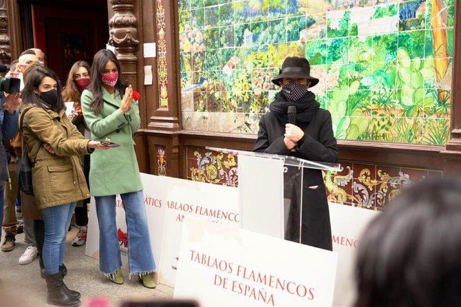 La Vicealcaldesa de Madrid, Begoña Villacís, en un acto de apoyo al sector de los tablaos flamencos, frente a las puertas del Villa Rosa.